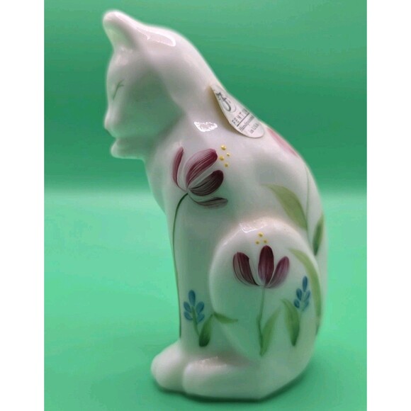 FENTON GLASS CAT MILK GLASS GROOMING KITTY FLORAL HAND PAINTED & SIGNED - Picture 3 of 8